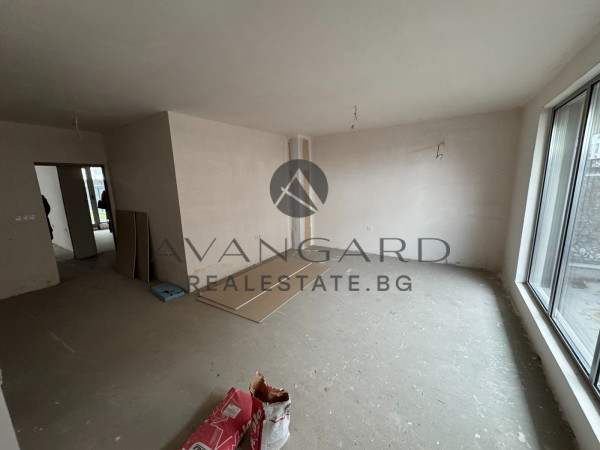 Тристаен с Двор/ Гребна база