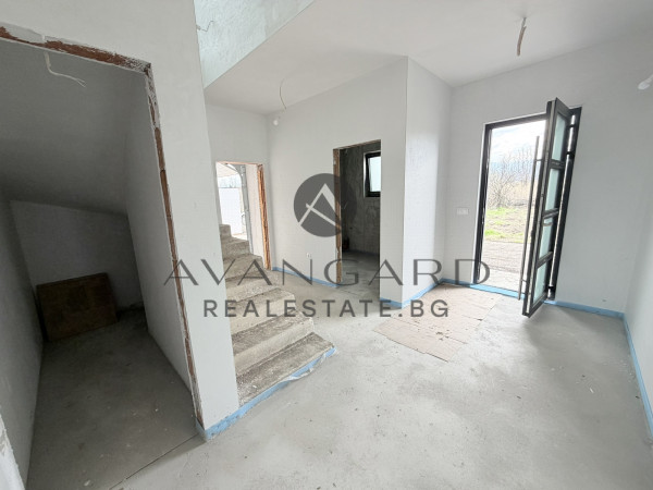 ДВУЕТАЖНА КЪЩА С ДВОЕН ГАРАЖ  ПРЕД АКТ 16