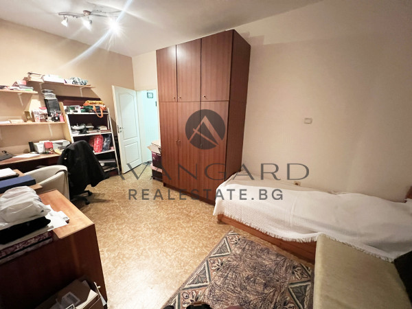 Тристаен апартамент до ПОЛИКЛИНИКАТА