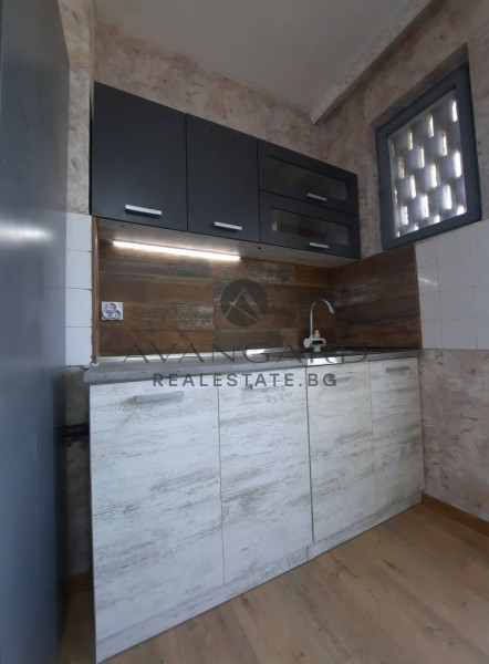One-bedroom apartment with real square footage / p-t chicken