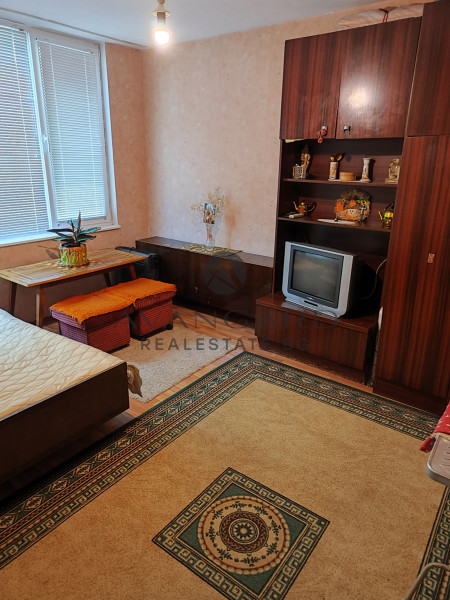 Spacious two -bedroom / real square footage / youth hill