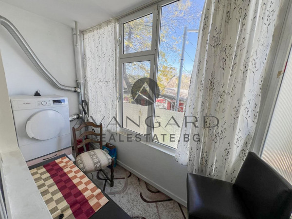 Двустаен с три отделни стаи!