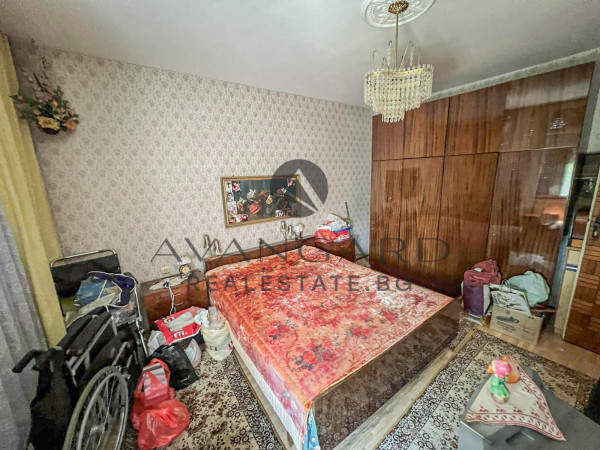 ТРИ ОТДЕЛНИ СТАИ / СМИРНЕНСКИ