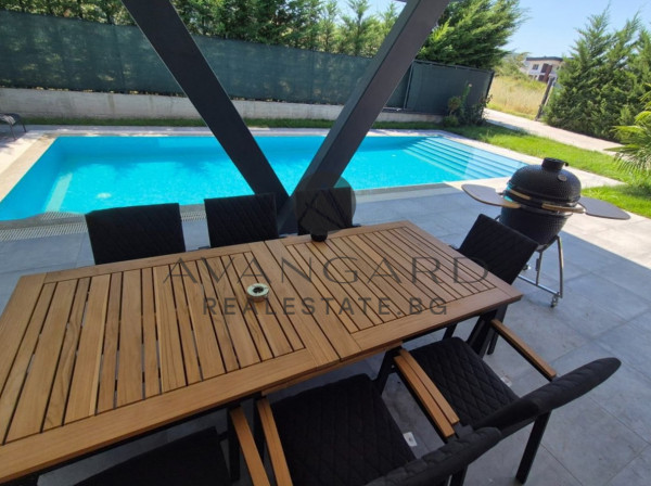 LUXURY HOUSE WITH SWIMMING POOL/ BRANDED