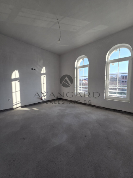 House with GARAGE and THREE parking spaces / Belashtitsa