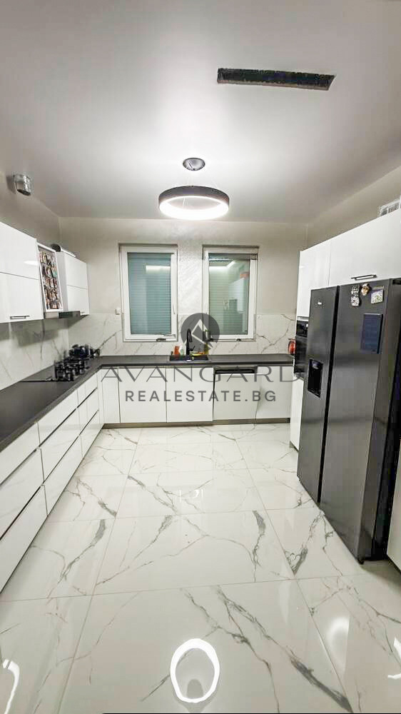 Еднофамилна КЪЩА с ДВЕ ПОКРИТИ ПАРКОМЕСТА/ Гребна база