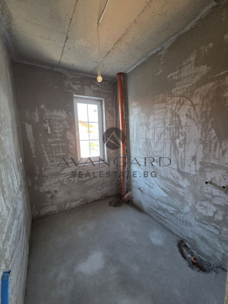 House with GARAGE and THREE parking spaces / Belashtitsa