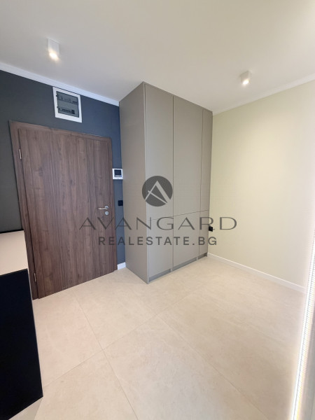 ЛУКСОЗЕН ДВУСТАЕН С ДВОРНА ВЕРАНДА !