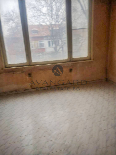 Двустаен с ТРИ отделни помещения / Братска могила