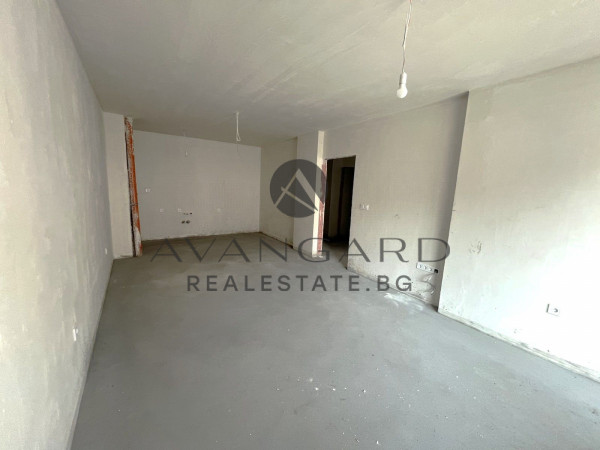 Просторен Двустаен / Христо Смирненски