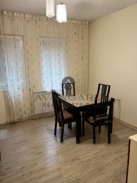 Тристаен обзаведен / Парк Лаута
