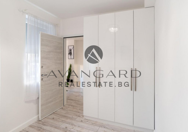 One -bedroom luxury furnished! Center!