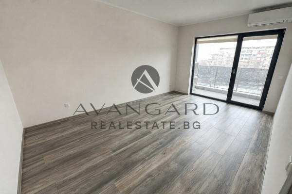 ОБЗАВЕДЕН ТРИСТАЕН В ЛУКСОЗНА СГРАДА !