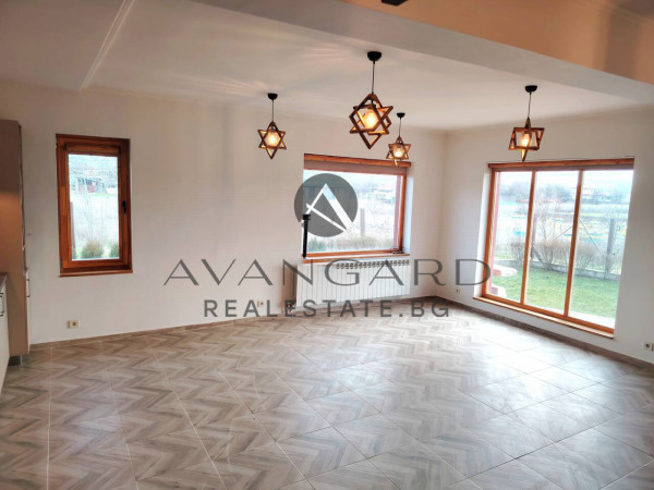 САМОСТОЯТЕЛНА КЪЩА в с. СКУТАРЕ!