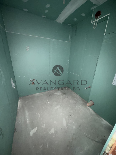 Двустаен с Двор/ Гребната