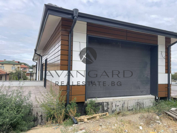 A detached house with a garage and parking space in S. Parvenets