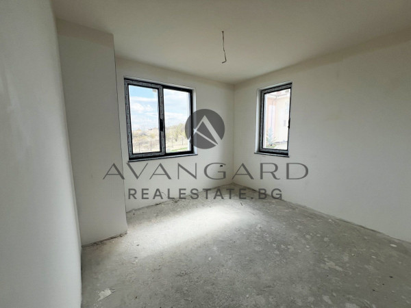 САМОСТОЯТЕЛНА ДВУЕТАЖНА КЪЩА С ДВОР с. Марково