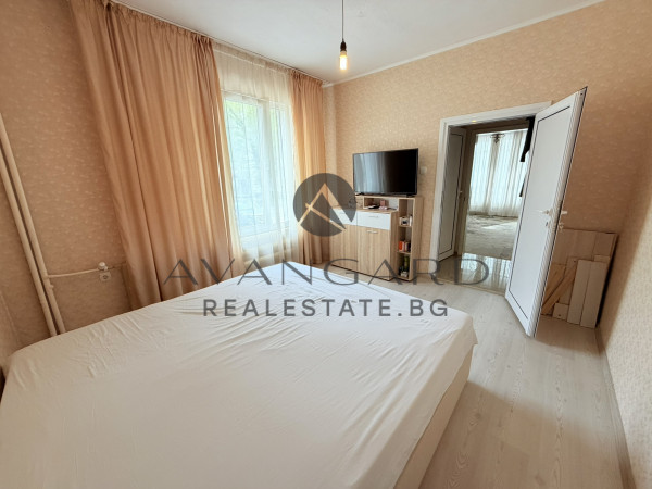 САНИРАН ДВУСТАЕН С ТРИ ОТДЕЛНИ СТАИ !