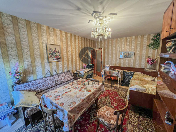ТРИ ОТДЕЛНИ СТАИ / СМИРНЕНСКИ