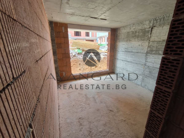 TWO-ROOM APARTMENT WITH YARD AND PARKING SPACE! BEFORE ACT14! BRANDING!