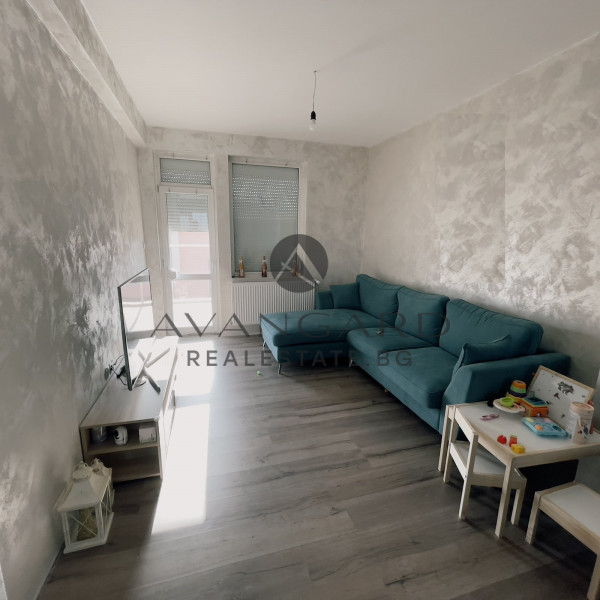 ТРИЕТАЖНА КЪЩА в с. Брестник