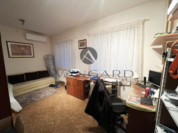 Тристаен апартамент до ПОЛИКЛИНИКАТА