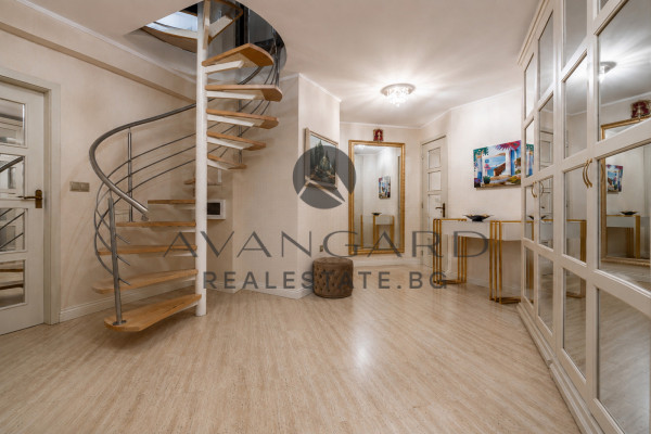 Luxurious spacious penthouse / Karshiyaka