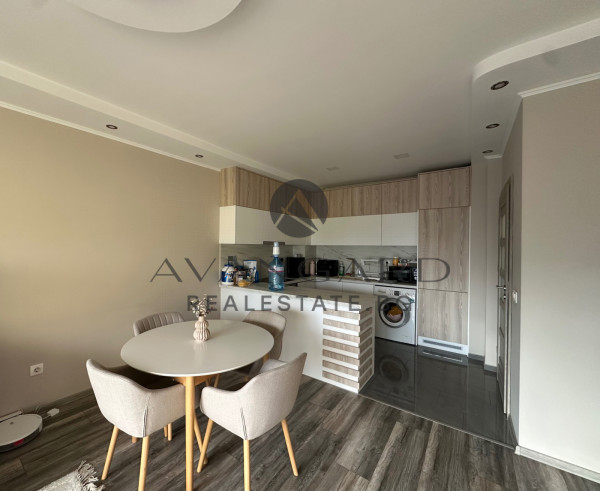 ОБЗАВЕДЕН ТРИСТАЕН В ЛУКСОЗНА СГРАДА !