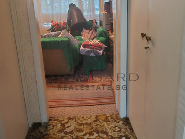 Двустаен с три отделни стаи до МОЛ Пловдив