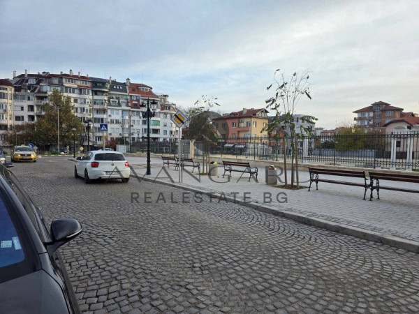 A HOUSE WITH A YARD IN THE CENTER OF THE CITY !!!