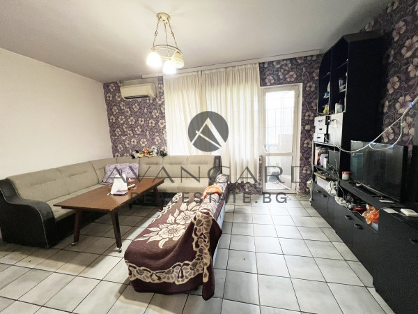 Тристаен апартамент до ПОЛИКЛИНИКАТА