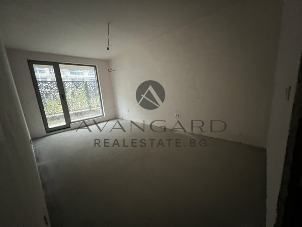 ДВУСТАЕН С ВЕРАНДА И СОБСТВЕН ДВОР