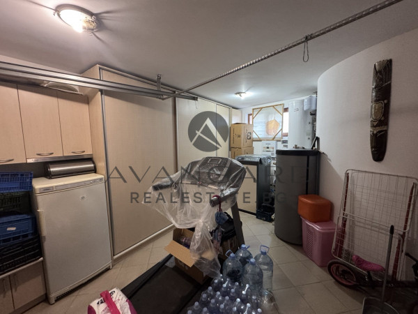 САМОСТОЯТЕЛНА ЛУКСОЗНА КЪЩА С ДВОР  В ОСТРОМИЛА !!!