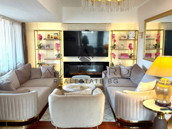 Luxurious spacious penthouse / Karshiyaka