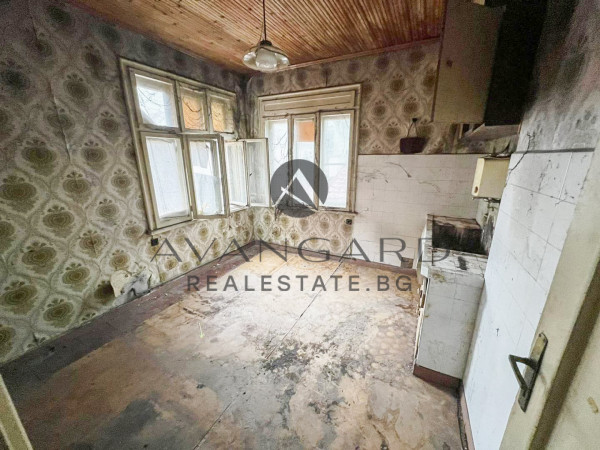 ЕТАЖ ОТ КЪЩА / ВОЕННА БОЛНИЦА