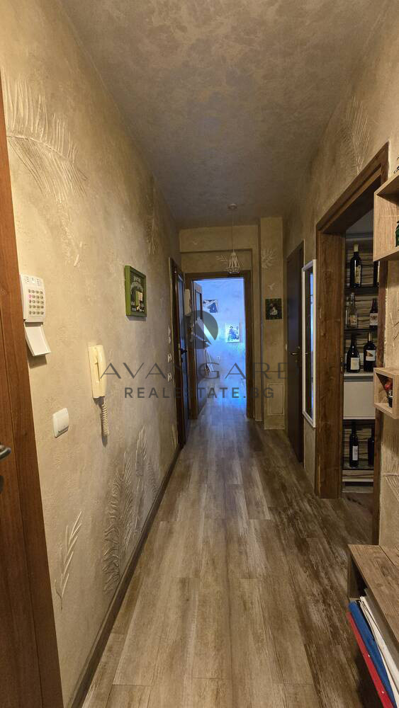 ТРИСТАЕН ОБЗАВЕДЕН АПАРТАМЕНТ ДО СТАРИЯ ГРАД!