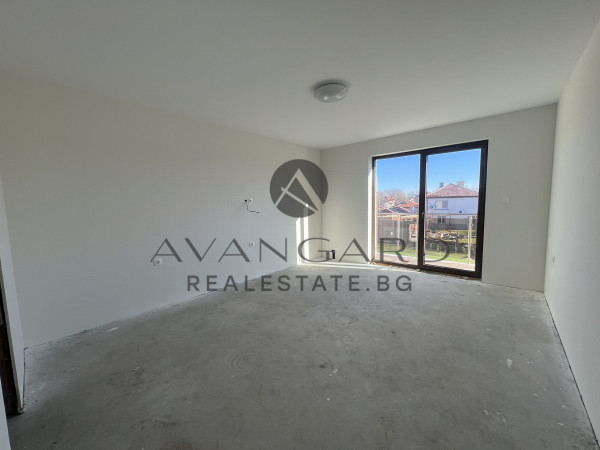 Самостоятелна двуетажна къща с акт 16 в Крумово