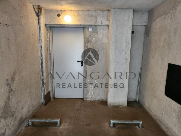 Ground floor garage next to the Saturday market