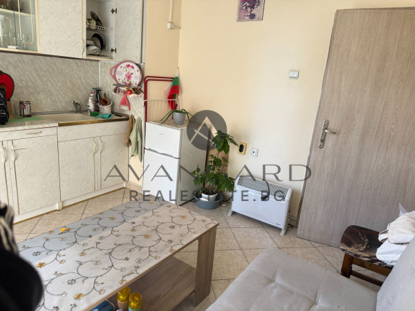 ДВУСТАЕН АПАРТАМЕНТ С ТРИ ОТДЕЛНИ СТАИ ДО ВСИ