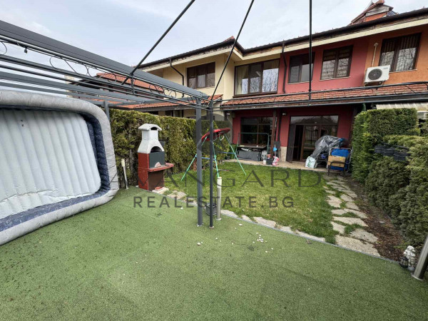 ДВУЕТАЖНА КЪЩА В ОСТРОМИЛА !!!