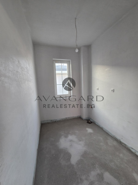 House with GARAGE and THREE parking spaces / Belashtitsa