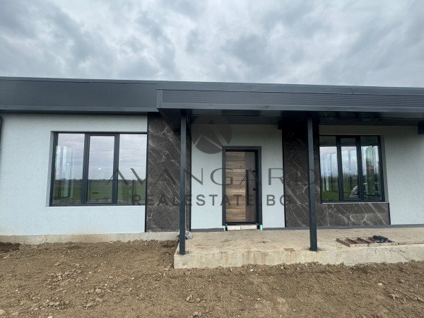 САМОСТОЯТЕЛНА КЪЩА С ДВОР! с. Скутаре