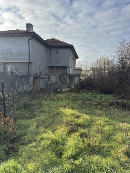 МАСИВНА КЪЩА С ДВОР! СКУТАРЕ!