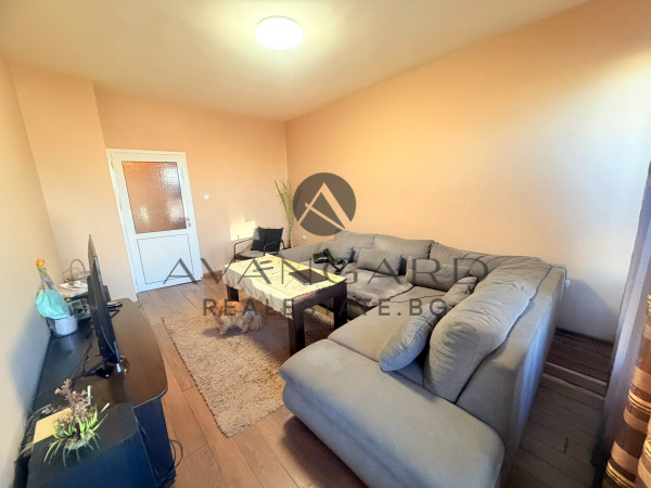 ДВУСТАЕН С ТРИ ОТДЕЛНИ СТАИ