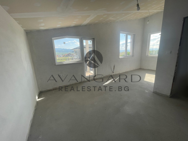 DETACHED HOUSE WITH YARD in the village of ZLATITRAP
