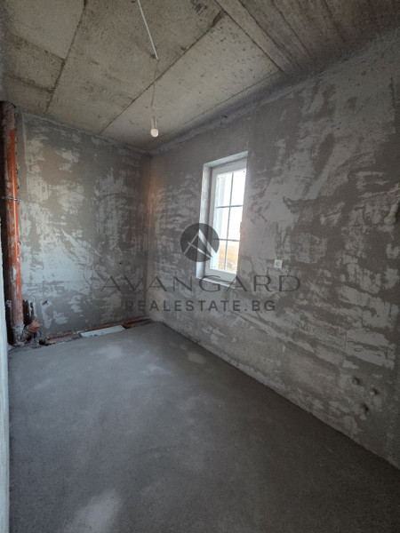 House with GARAGE and THREE parking spaces / Belashtitsa