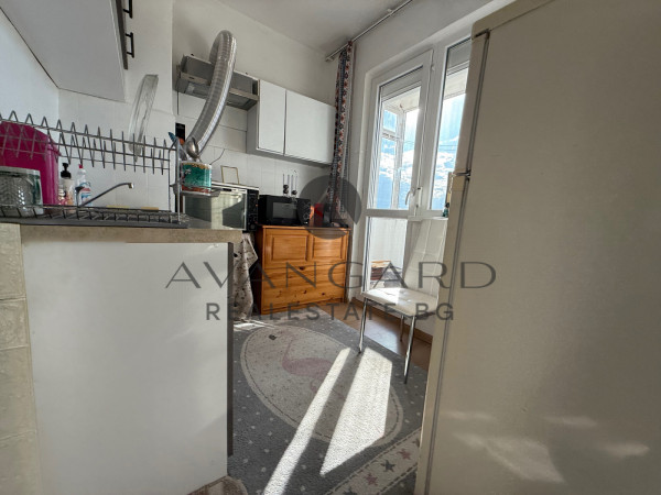 Двустаен с три отделни стаи до бенз. Хаджията Груев