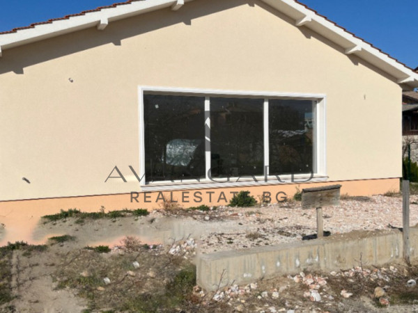 САМОСТОЯТЕЛНА КЪЩА! БРАНИПОЛЕ!