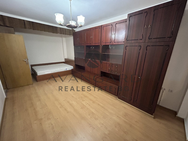 TOP LOCATION! Three-room apartment next to the COURT