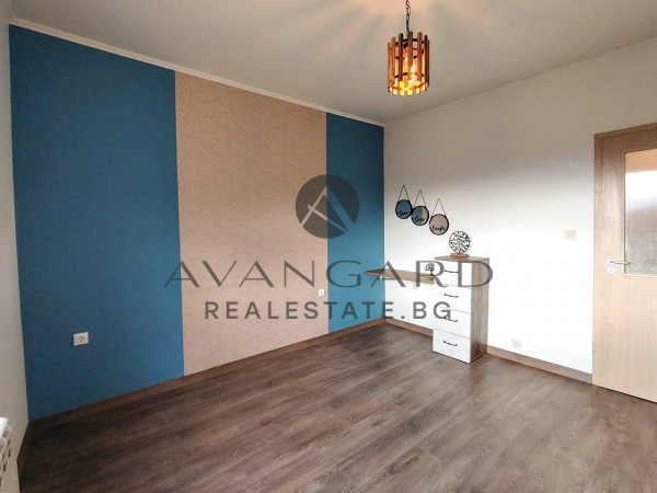 САМОСТОЯТЕЛНА КЪЩА в с. СКУТАРЕ!